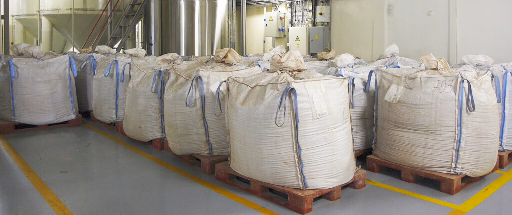 Befüllte Big-Bags in einem industriellen Lagerbereich