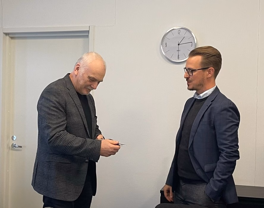Übergabe der Auszeichnung an Matti Simmer von Pivotex