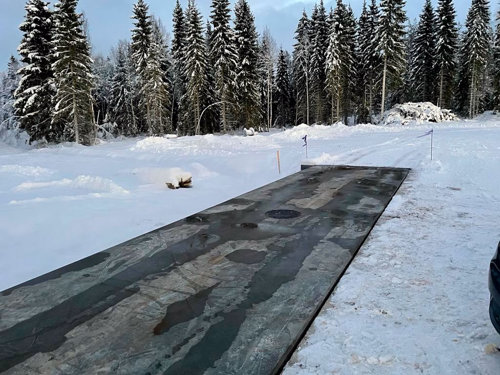 Eine schlüsselfertig beheizte Beton-Lkw-Waage von Tamtron bleibt trotz winterlicher Minustemperaturen vollkommen schnee- und eisfrei.