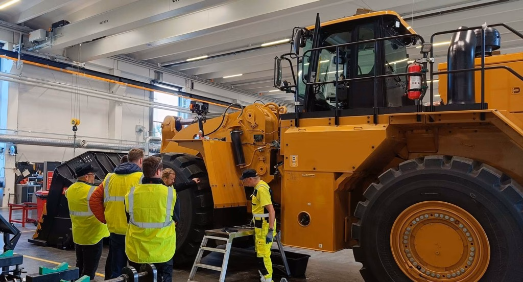 Baumaschine mit einer integrierten, cloudbasierten On-Board-Wägelösung von Tamtron.