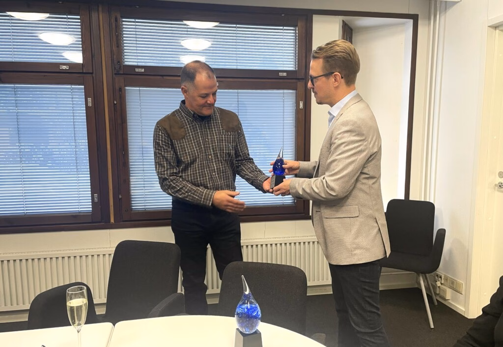 Chris Trent von Sphere24 nimmt stolz den offiziellen Tamtron „Partner of the Year 2023“ Award für exzellente Wägetechnik-Vertriebsleistungen entgegen.