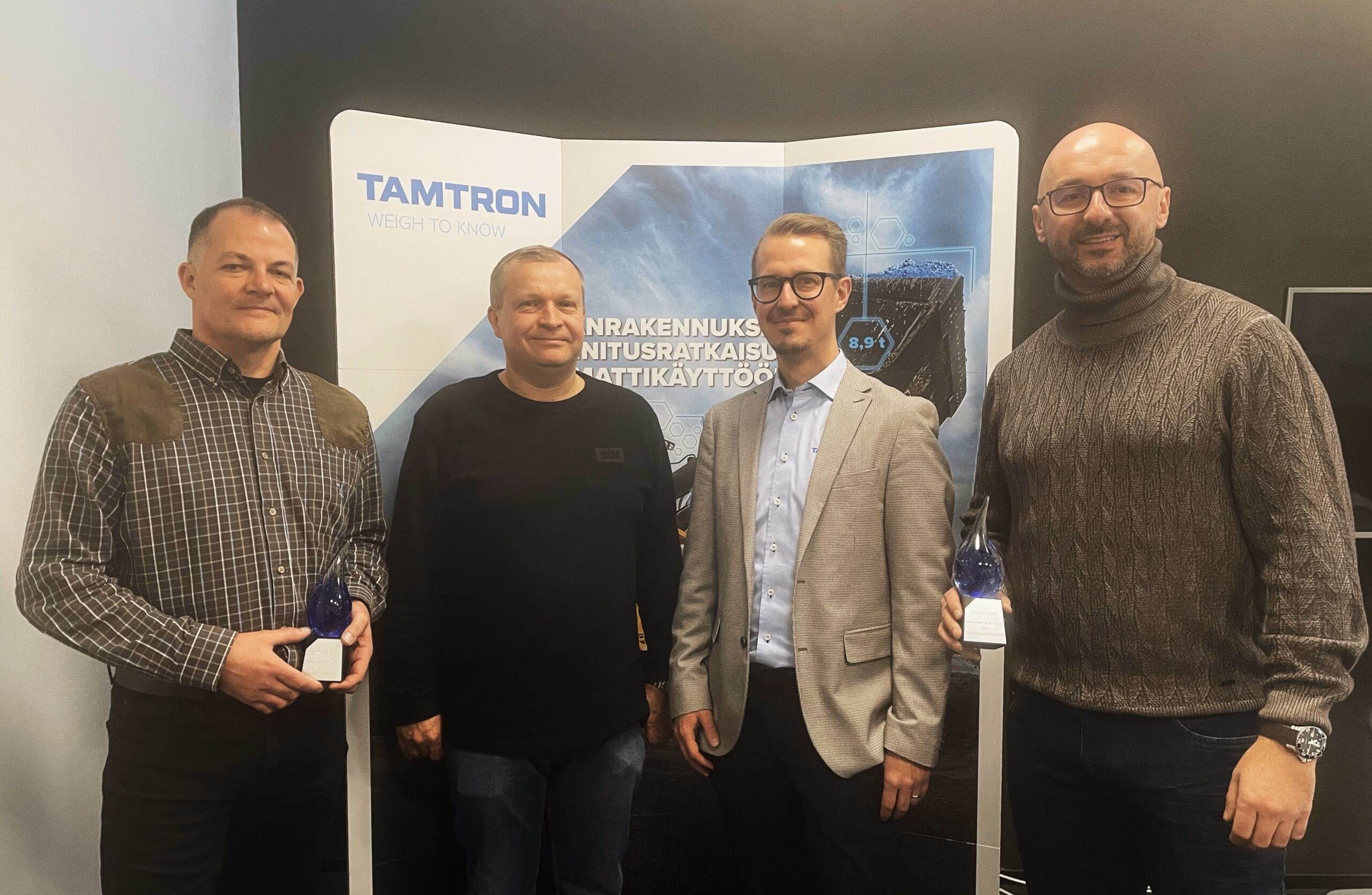 Das Management von Tamtron und der Colcear Logistics Group bei der feierlichen Übergabe des Awards „Newcomer des Jahres 2023“ im finnischen Stammwerk.