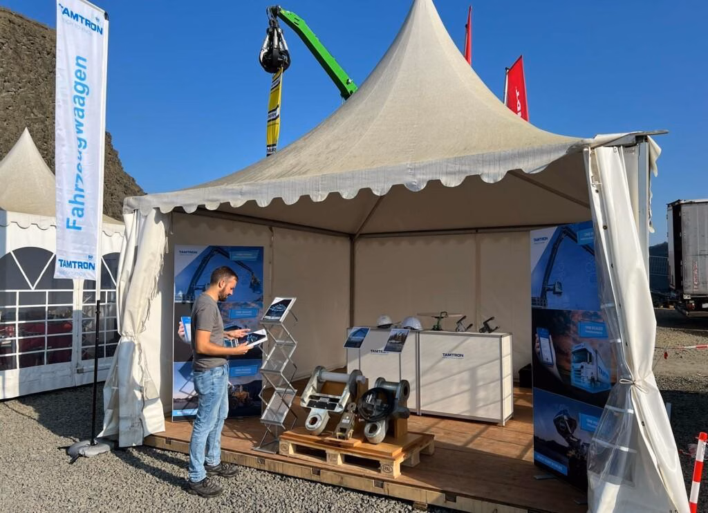 Modernes Logistikterminal mit integrierter digitaler Tamtron-Wägetech