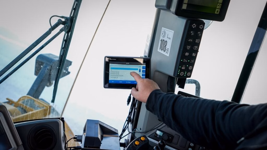 Mobiles Wägen bei der Lkw-Verladung im Baustoffeinsatz
