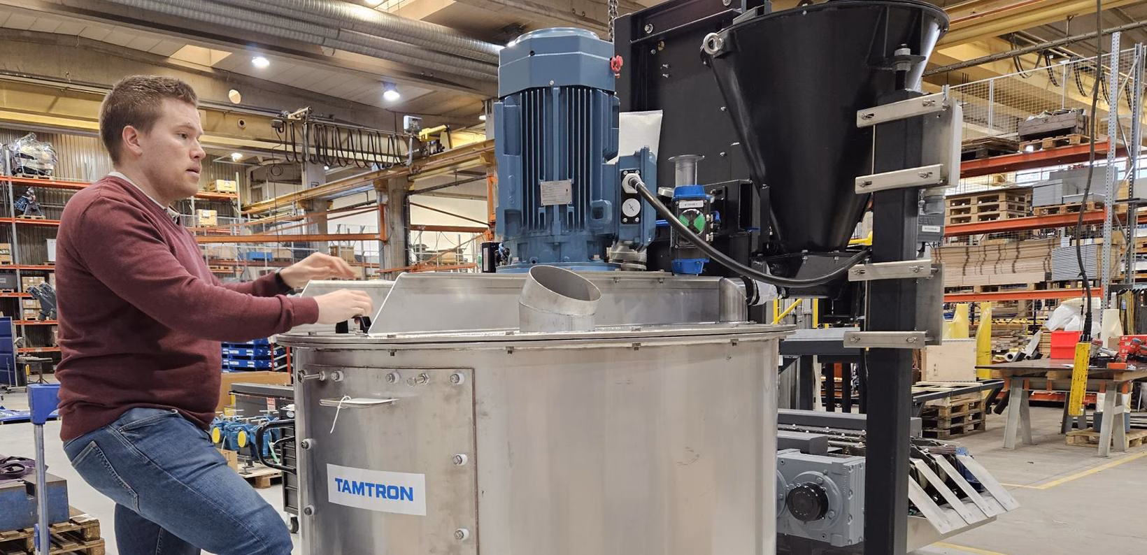 Moderne Leimküche mit automatisiertem Mischsystem von Tamtron