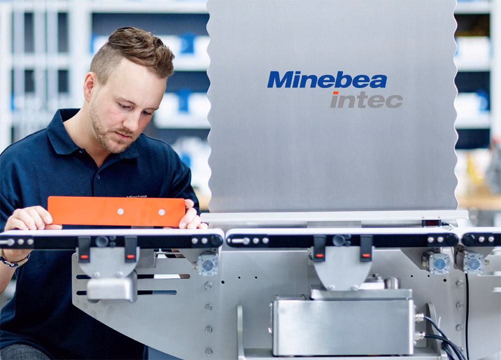 Dynamische Kontrollwaage von Minebea Intec in einer automatisierten Abfülllinie